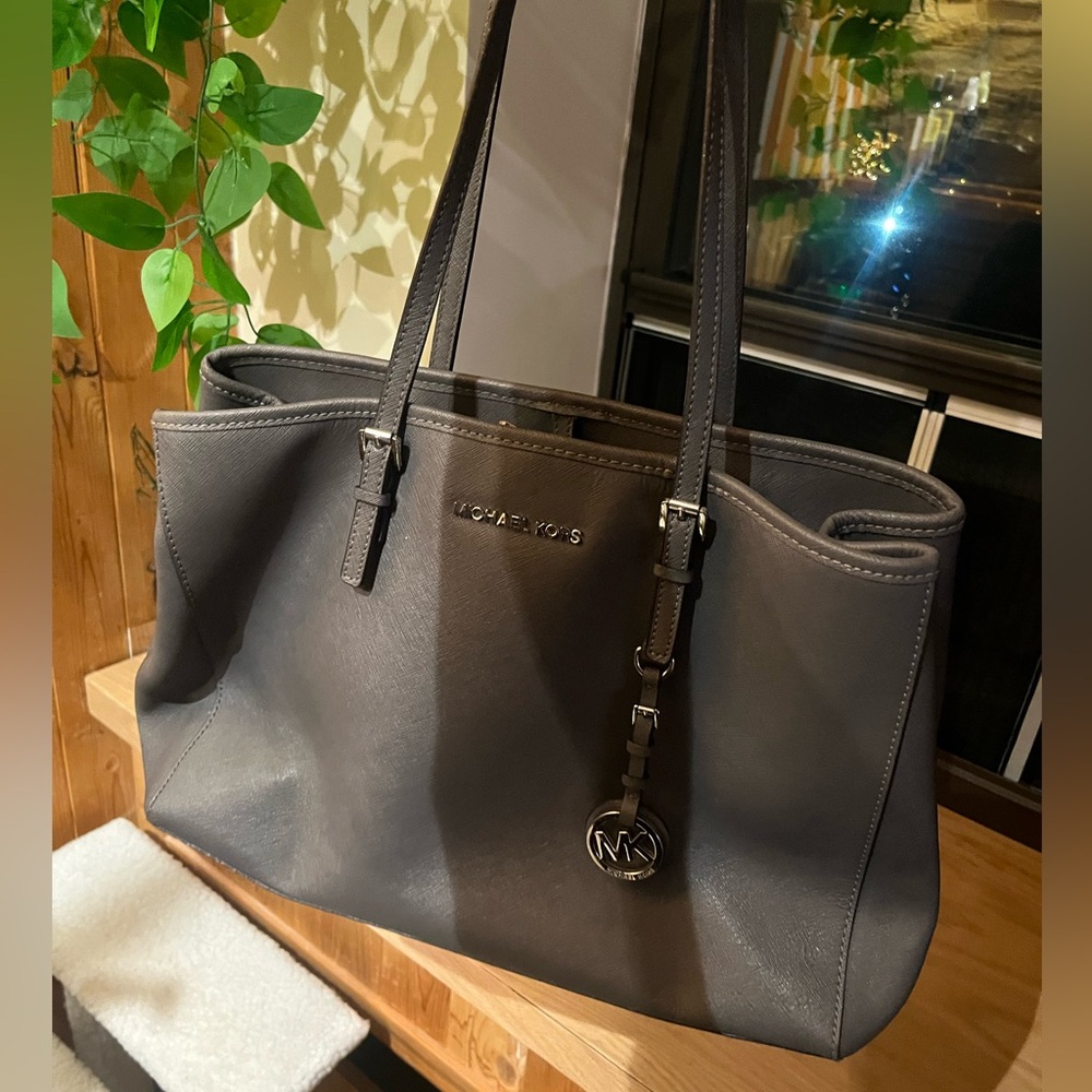 AUTHENTIC GRAY MICHAEL KORS BAG